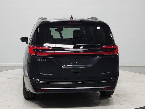 Brilliant Black Crystal Pearlcoat 2023 Chrysler Pacifica Limited