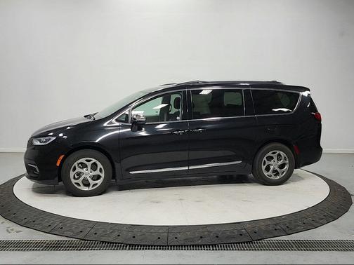 Brilliant Black Crystal Pearlcoat 2023 Chrysler Pacifica Limited