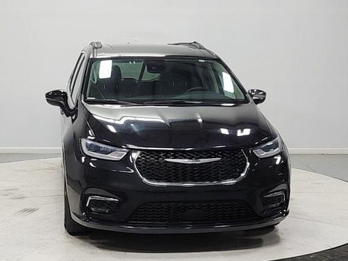 Brilliant Black Crystal Pearlcoat 2023 Chrysler Pacifica Limited