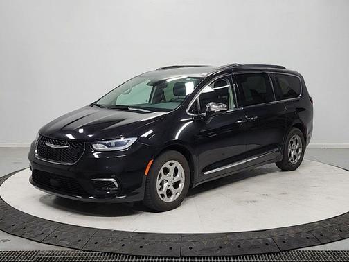 Brilliant Black Crystal Pearlcoat 2023 Chrysler Pacifica Limited