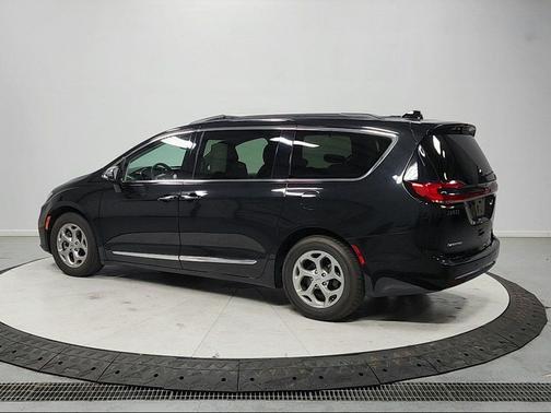 Brilliant Black Crystal Pearlcoat 2023 Chrysler Pacifica Limited