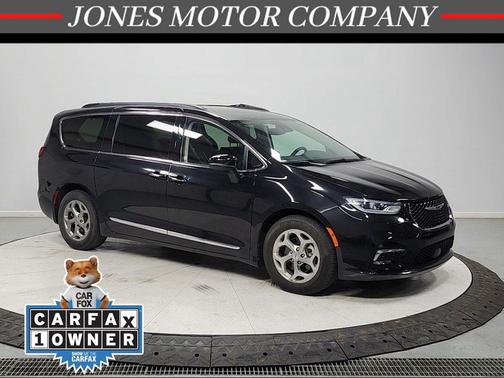 Brilliant Black Crystal Pearlcoat 2023 Chrysler Pacifica Limited
