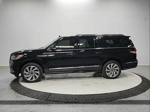 Infinite Black Metallic Clearcoat 2023 Lincoln Navigator Reserve