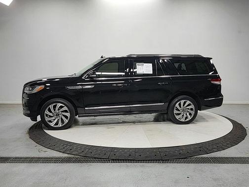 Infinite Black Metallic Clearcoat 2023 Lincoln Navigator Reserve