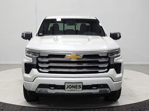 Iridescent Pearl Tricoat 2024 Chevrolet Silverado 1500 High Country
