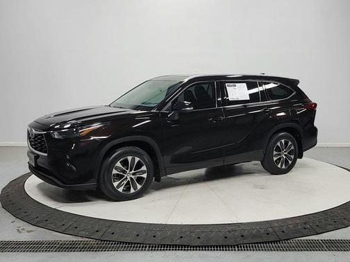 Opulent Amber 2022 Toyota Highlander XLE