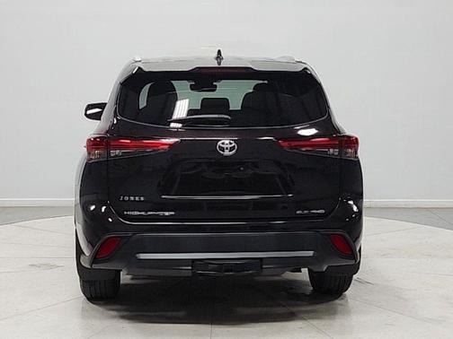 Opulent Amber 2022 Toyota Highlander XLE