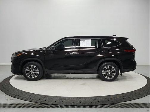 Opulent Amber 2022 Toyota Highlander XLE