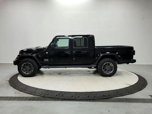 Black Clearcoat 2022 Jeep Gladiator Overland