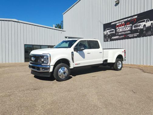 Star White Metallic Tri-Coat 2027 Ford F-450 Lariat