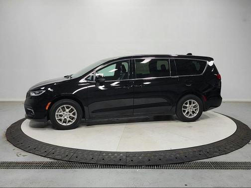 Diamond Black Crystal Pearlcoat 2025 Chrysler Pacifica L