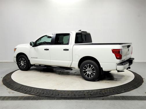 2023 Nissan Titan SV