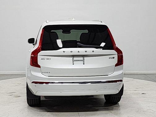 Crystal White Metallic 2024 Volvo XC90 B5 Plus Bright Theme