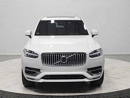 Crystal White Metallic 2024 Volvo XC90 B5 Plus Bright Theme