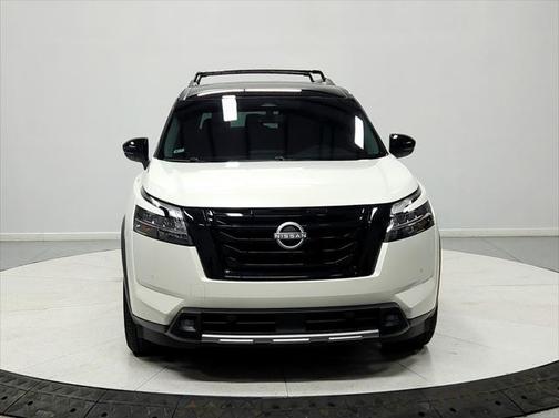 2023 Nissan Pathfinder SL 4WD