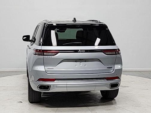 2022 Jeep Grand Cherokee Summit