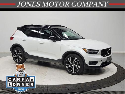 Crystal White Metallic 2020 Volvo XC40 T4 R-Design