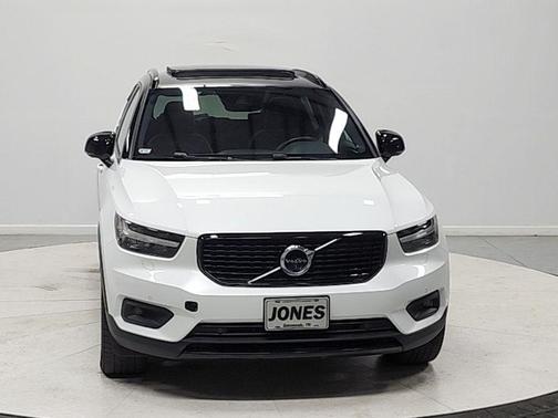 Crystal White Metallic 2020 Volvo XC40 T4 R-Design