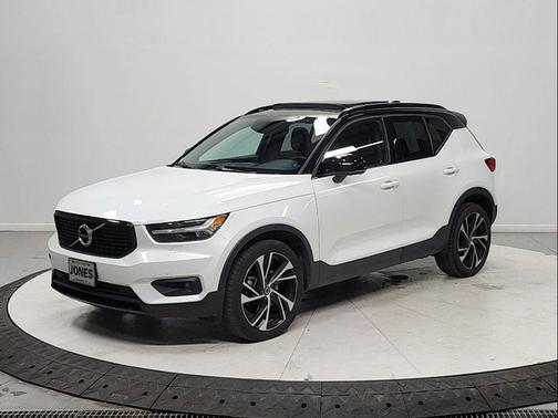 Crystal White Metallic 2020 Volvo XC40 T4 R-Design