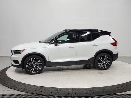 Crystal White Metallic 2020 Volvo XC40 T4 R-Design