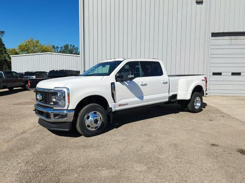 Star White Metallic Tri-Coat 2027 Ford F-350 Lariat