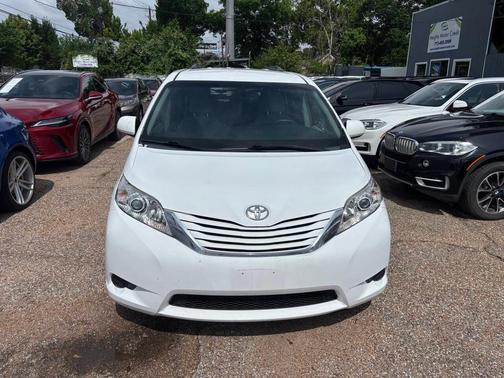 Super White 2015 Toyota Sienna LE