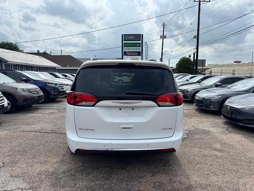 Bright White Clearcoat 2017 Chrysler Pacifica Limited