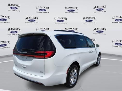 Bright White Clearcoat 2022 Chrysler Pacifica TOURING L