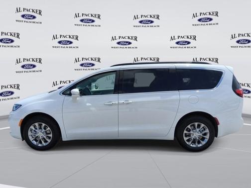 Bright White Clearcoat 2022 Chrysler Pacifica TOURING L