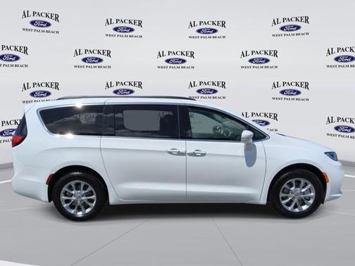 Bright White Clearcoat 2022 Chrysler Pacifica TOURING L