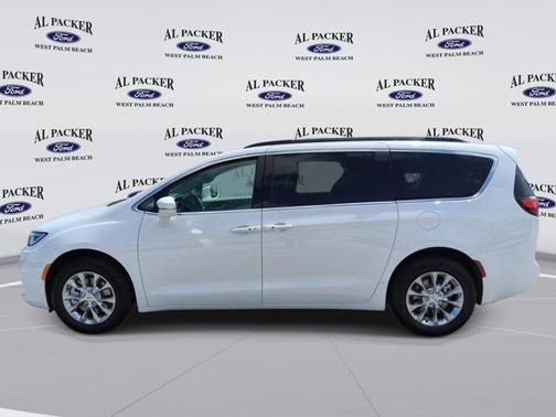 Bright White Clearcoat 2022 Chrysler Pacifica TOURING L