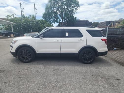 WHITE PLATINUM MET TRI-COAT 2018 Ford Explorer XLT