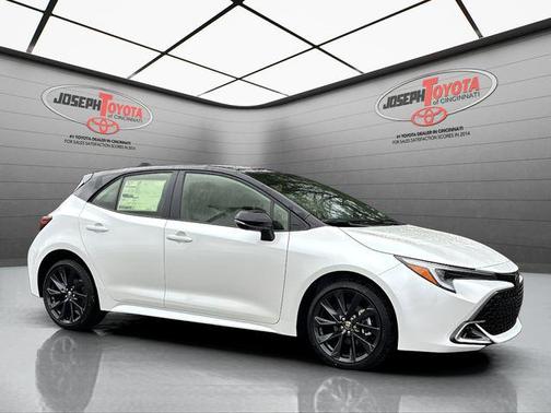 Wind Chill Pearl/Midnight Black Metallic 2026 Toyota Corolla XSE