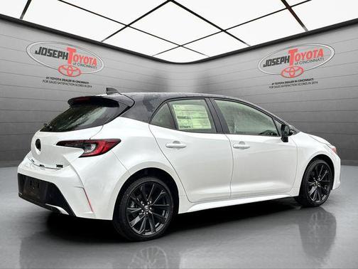 Wind Chill Pearl/Midnight Black Metallic 2026 Toyota Corolla XSE