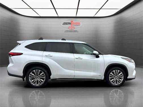 2023 Toyota Highlander Hybrid Platinum