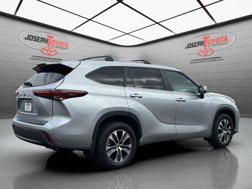 Celestial Silver Metallic 2024 Toyota Highlander XLE