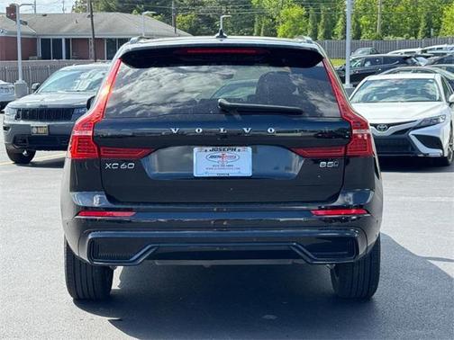2023 Volvo XC60 B5 Plus Dark Theme