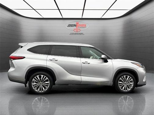 2022 Toyota Highlander Hybrid Platinum