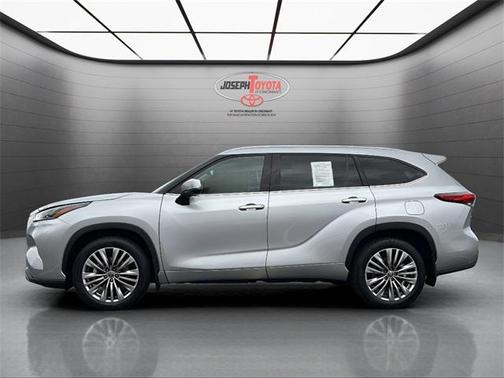 2022 Toyota Highlander Hybrid Platinum
