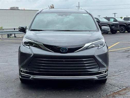 2025 Toyota Sienna Platinum 7 Passenger