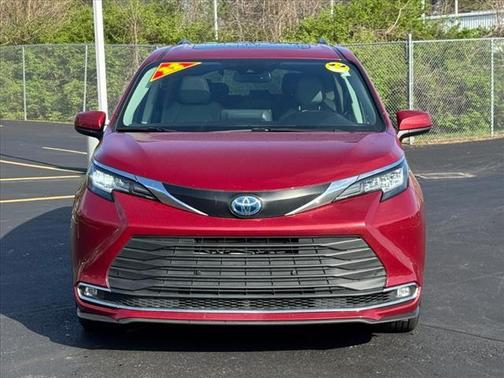 2022 Toyota Sienna XLE 8 Passenger