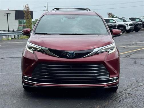 2025 Toyota Sienna Platinum 7 Passenger