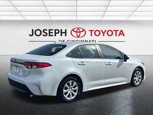 Pearl 2025 Toyota Corolla LE
