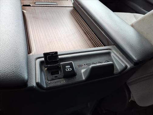 2022 Toyota Sienna LE