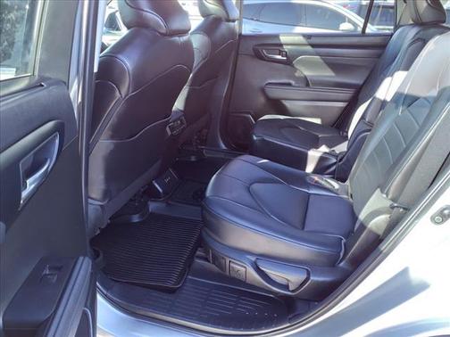 Celestial Silver Metallic 2022 Toyota Highlander XLE