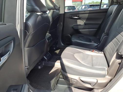 Silver 2022 Toyota Highlander XLE