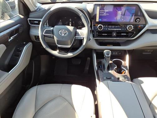 2023 Toyota Highlander Hybrid Platinum