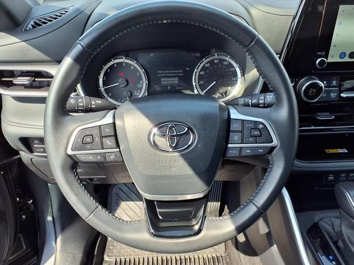 Gray 2024 Toyota Highlander XSE
