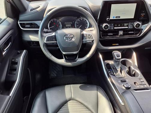 Gray 2024 Toyota Highlander XSE
