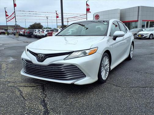 White 2018 Toyota Camry XLE